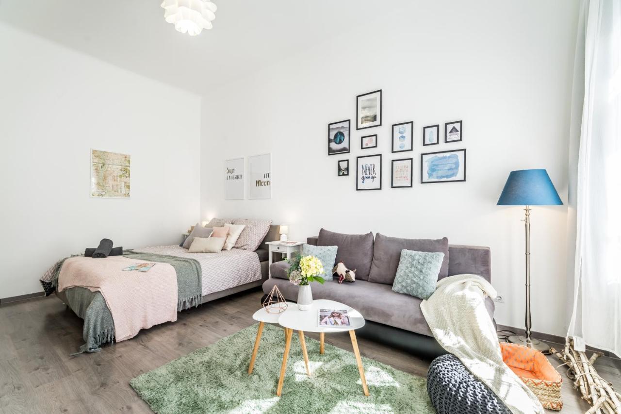 Sun-Splashed Retreat In The Heart Of A Vibrant Quarter Budapest Ngoại thất bức ảnh