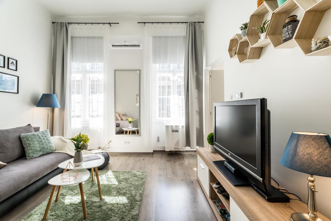 Sun-Splashed Retreat In The Heart Of A Vibrant Quarter Budapest Ngoại thất bức ảnh