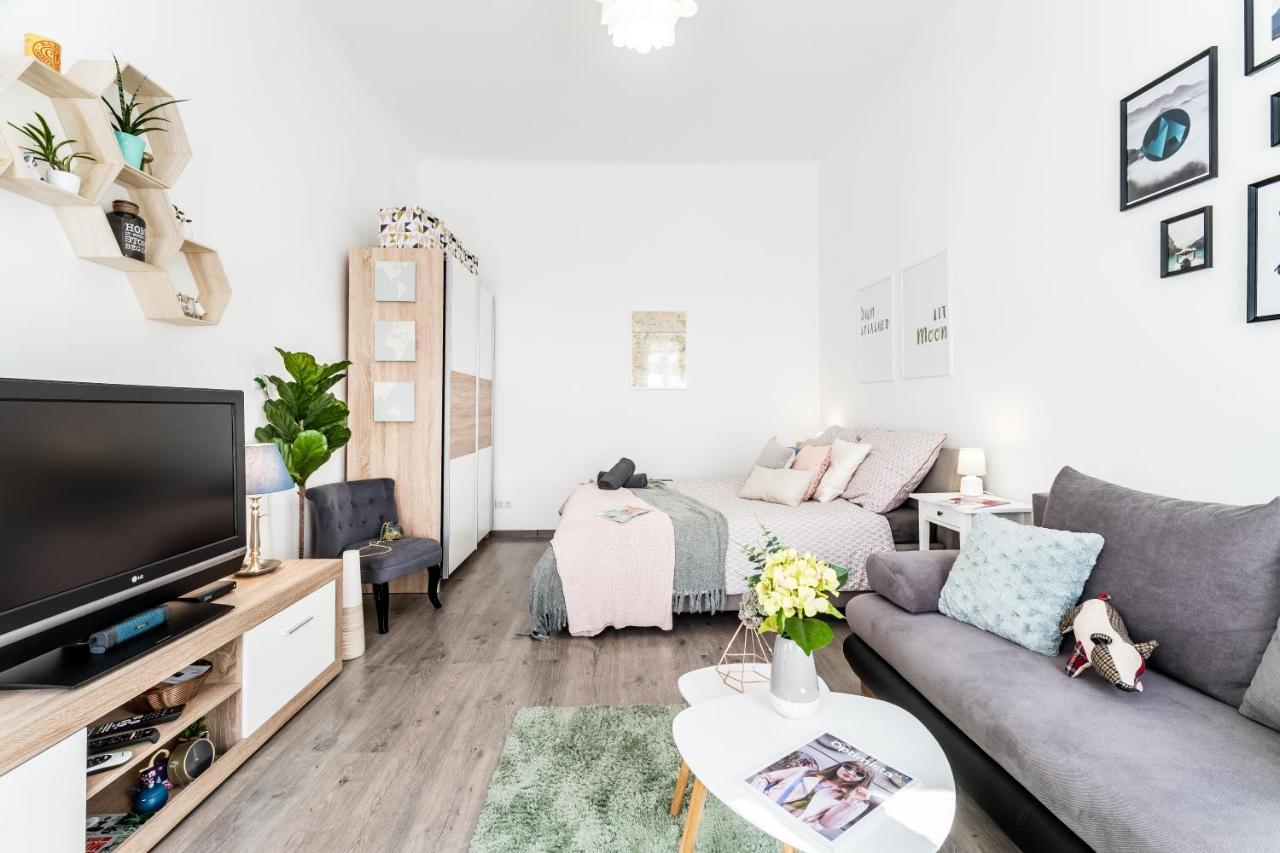 Sun-Splashed Retreat In The Heart Of A Vibrant Quarter Budapest Ngoại thất bức ảnh