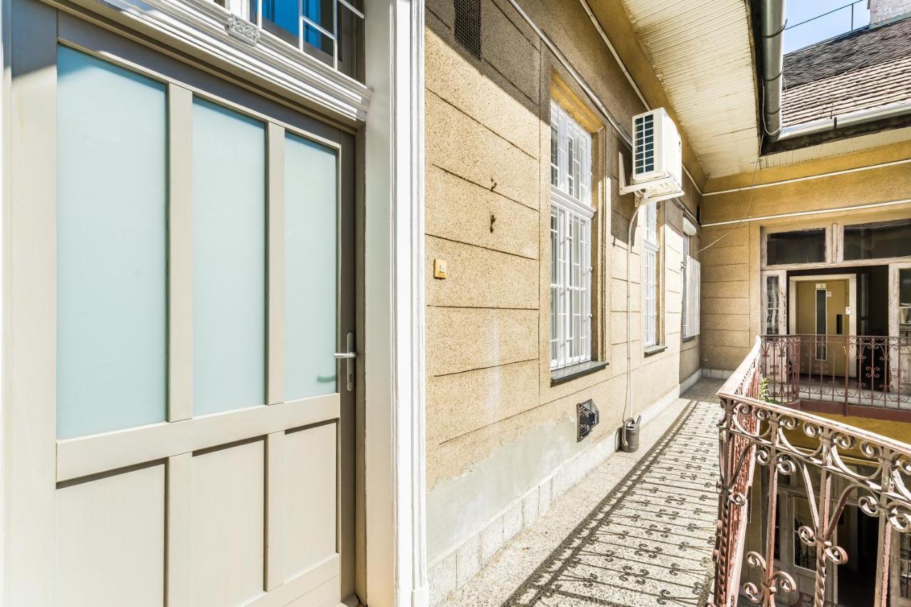 Sun-Splashed Retreat In The Heart Of A Vibrant Quarter Budapest Ngoại thất bức ảnh