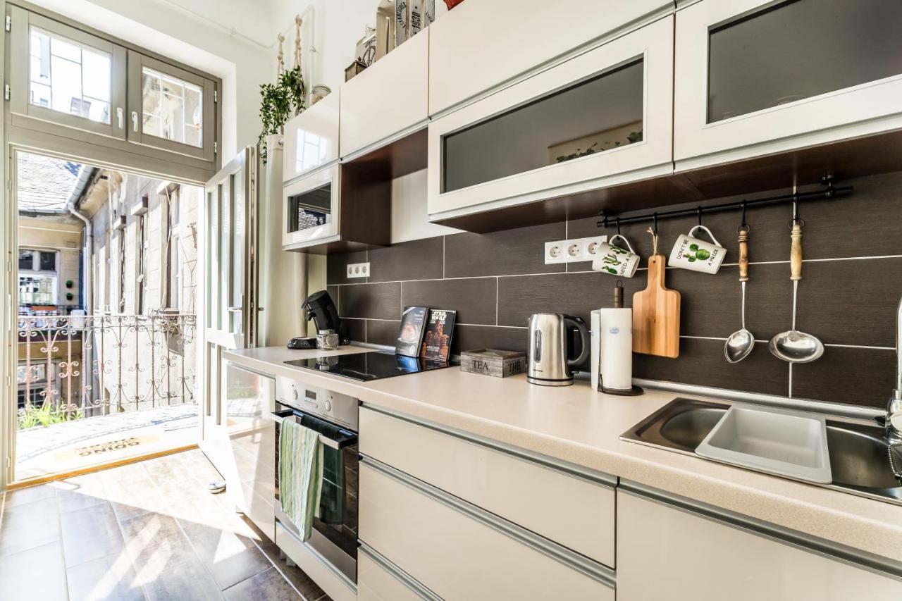 Sun-Splashed Retreat In The Heart Of A Vibrant Quarter Budapest Ngoại thất bức ảnh