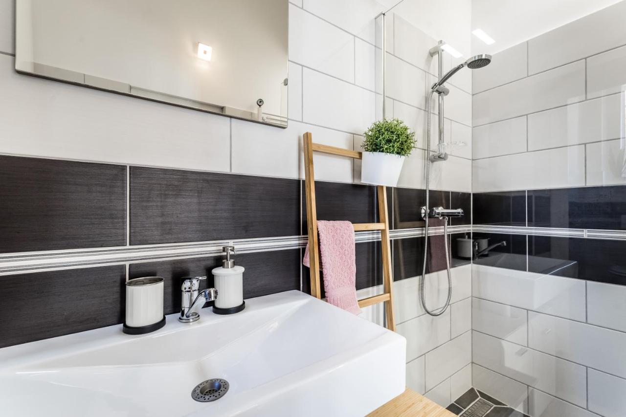 Sun-Splashed Retreat In The Heart Of A Vibrant Quarter Budapest Ngoại thất bức ảnh