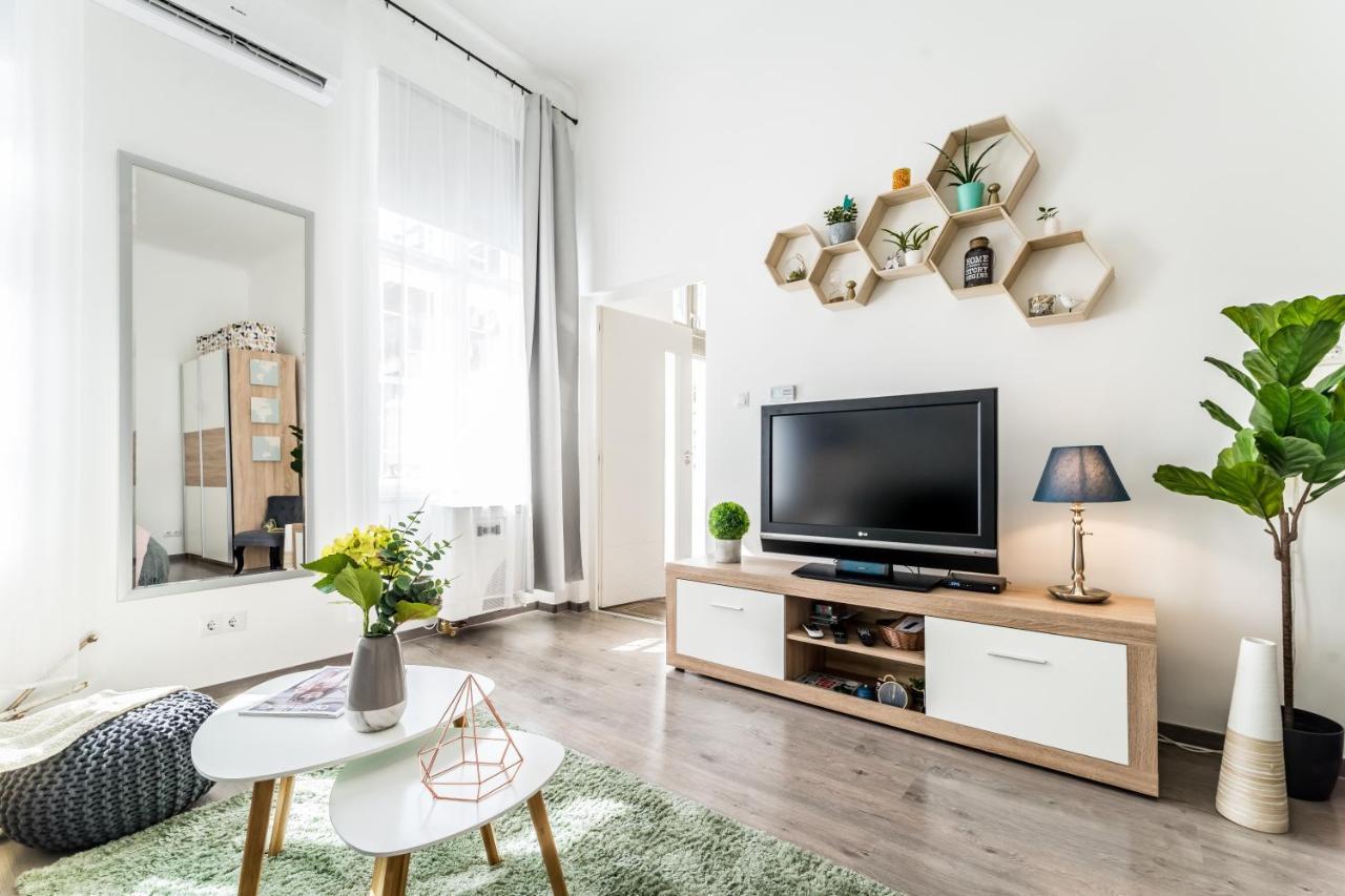 Sun-Splashed Retreat In The Heart Of A Vibrant Quarter Budapest Ngoại thất bức ảnh