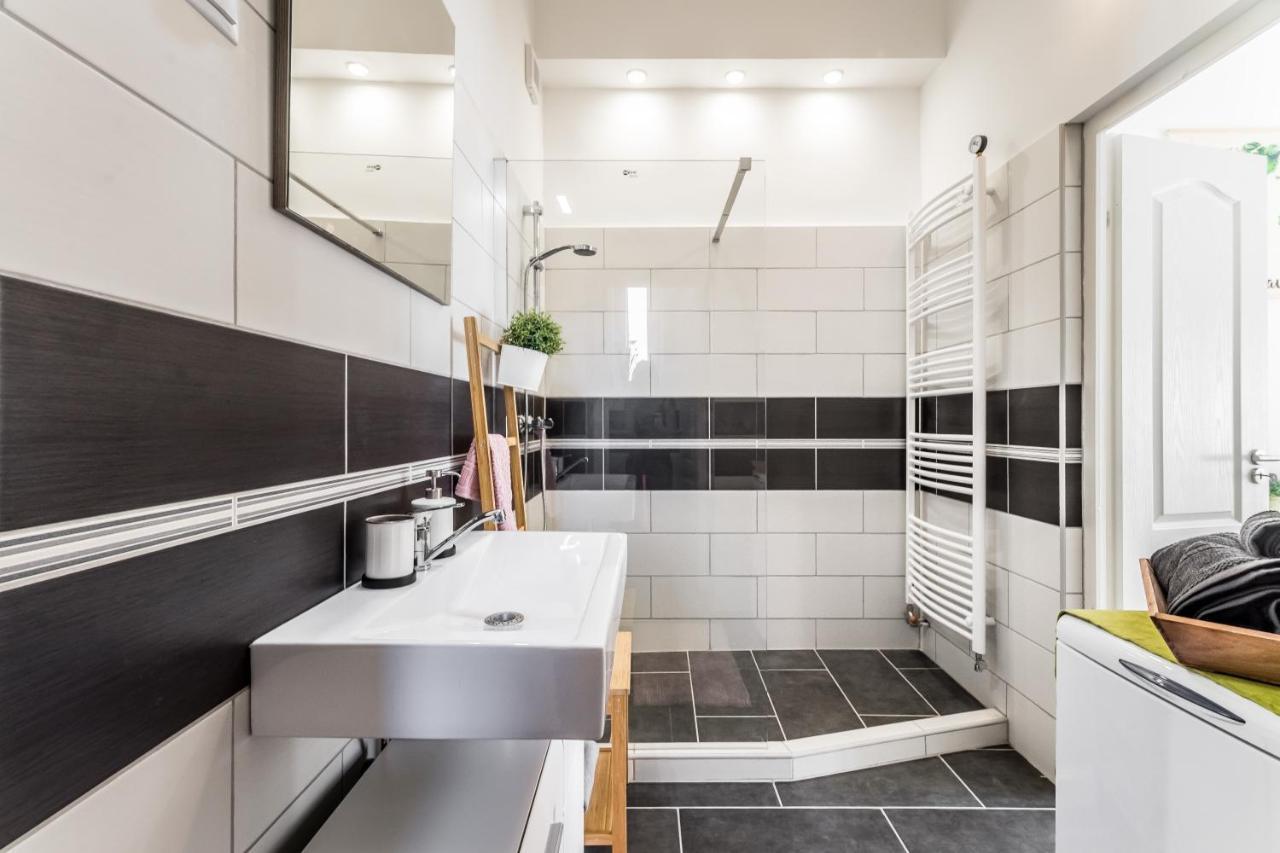 Sun-Splashed Retreat In The Heart Of A Vibrant Quarter Budapest Ngoại thất bức ảnh