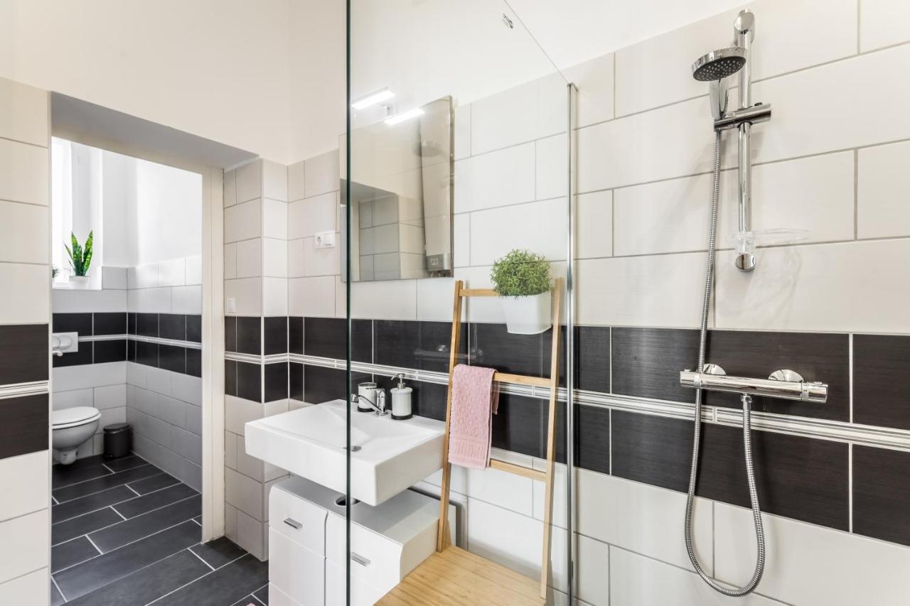 Sun-Splashed Retreat In The Heart Of A Vibrant Quarter Budapest Ngoại thất bức ảnh